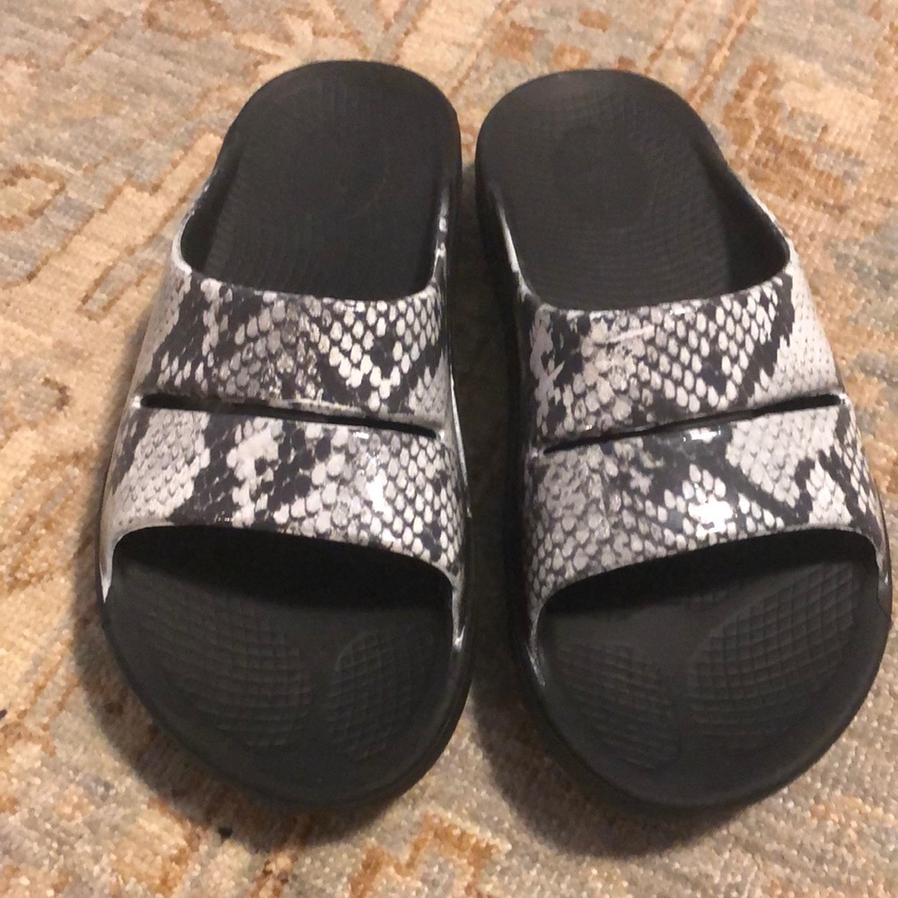 Oofos EUC Sz 8